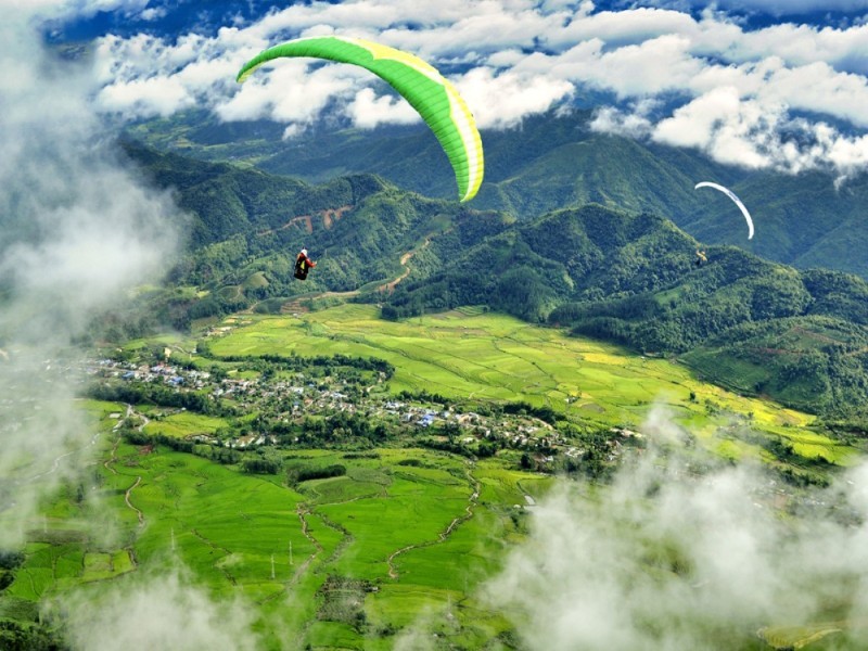 Bay dù lượn với khung cảnh núi non hùng vĩ
