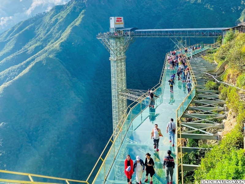 Cầu kính Bạch Long với tầm nhìn núi non