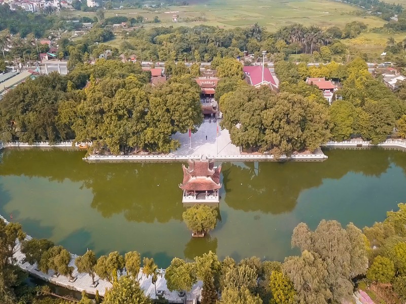 Đền Đô với khung cảnh hồ nước yên bình tại Bắc Ninh