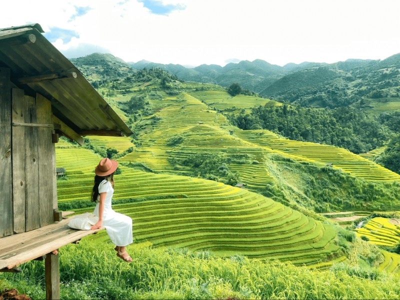 Du khách chiêm ngưỡng vẻ đẹp ruộng bậc thang Yên Bái
