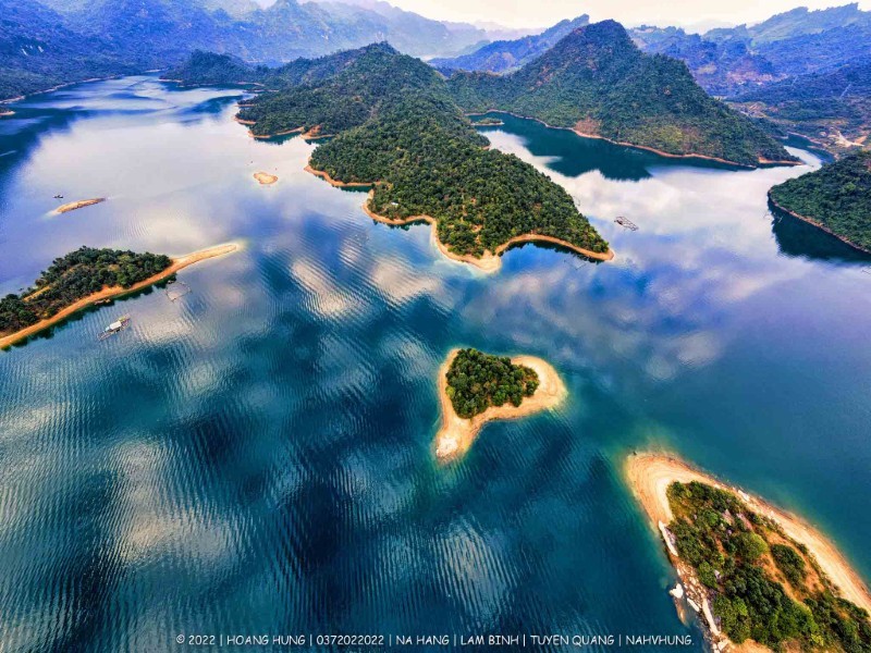 Mặt nước phản chiếu tuyệt đẹp tại hồ Na Hang