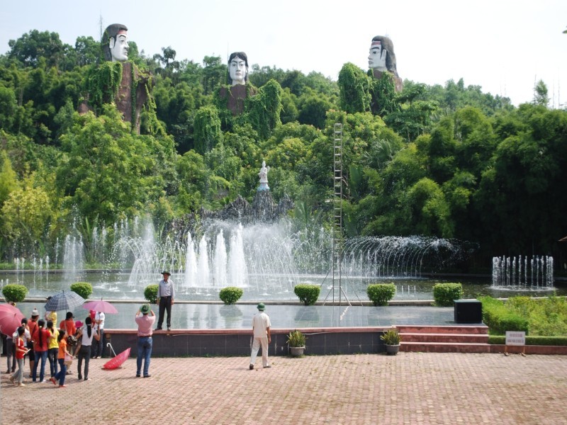 Thác nước giữa rừng xanh